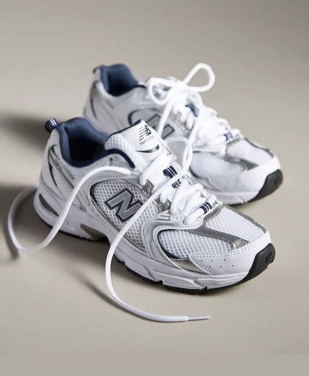 IMG_5768 کتونی نیوبالانس 530 وارداتی سفید سرمه ای - 301152 - Image 1